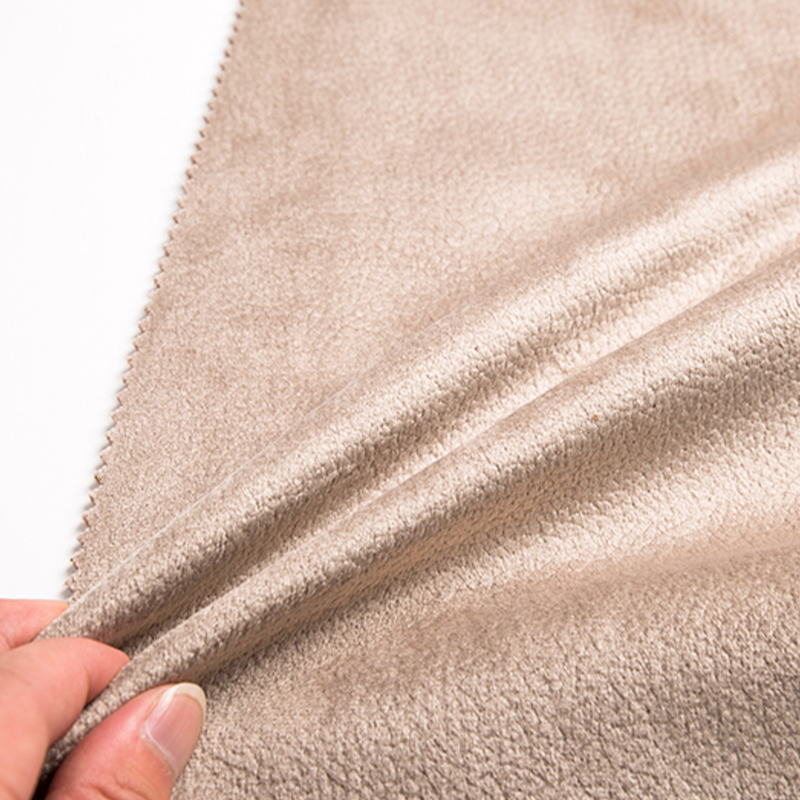 Les tissus tricotés sont utilisés dans une variété de vêtements et de produits textiles tels que l'ameublement.